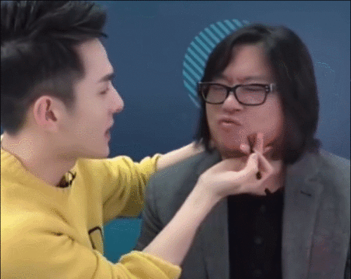 搽口红撅嘴表情包,口红表情包带你领略时尚魅力